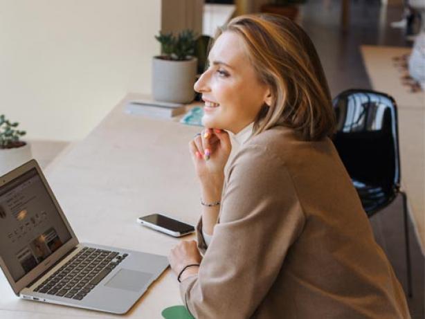 salariée d'une entreprise souriante, travaillant en coworking