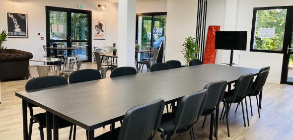 Salle de conférence 51m² à la Chapelle sur Erdre, cloison amovible donnant sur cafétéria